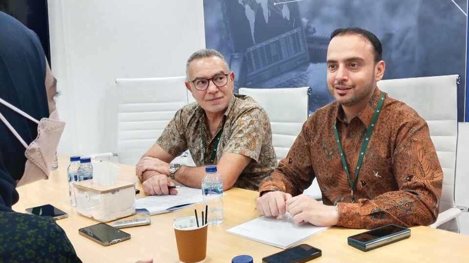 Sulaiman Al Ali, Chief Commercial Officer Thuraya (kanan) dan AVP Marketig Communication Thuraya, Raouf Khalife di ajang pameran pertahanan Indo Defence Expo & Forum di Jakarta, Kamis (3/11/2022). Foto: Majalah Investor/Fajar Widhiyanto