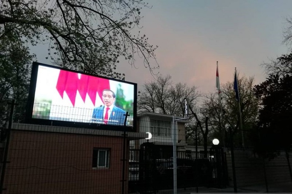 Layar monitor yang menampilkan Presiden RI Joko Widodo mempromosikan Konferensi Tingkat Tinggi (KTT) G20 di halaman Kedutaan Besar RI (KBRI) Beijing, Tiongkok. (Foto: ANTARA/M. Irfan Ilmie)