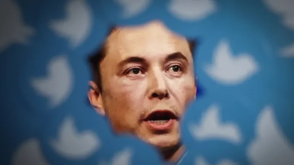 Gambar pemilik baru Twitter Elon Musk terlihat dikelilingi logo Twitter dalam ilustrasi foto ini di Warsawa, Polandia pada 8 November 2022. (Foto: STR / Nurphoto / Getty Images)