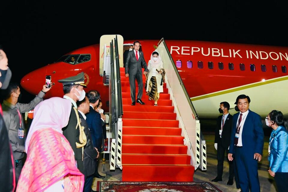 Presiden Joko Widodo (Jokowi) beserta Ibu Negara Iriana Joko Widodo dan rombongan tiba di Phnom Penh, Kamboja, Rabu (9/11/2022) malam waktu setempat.