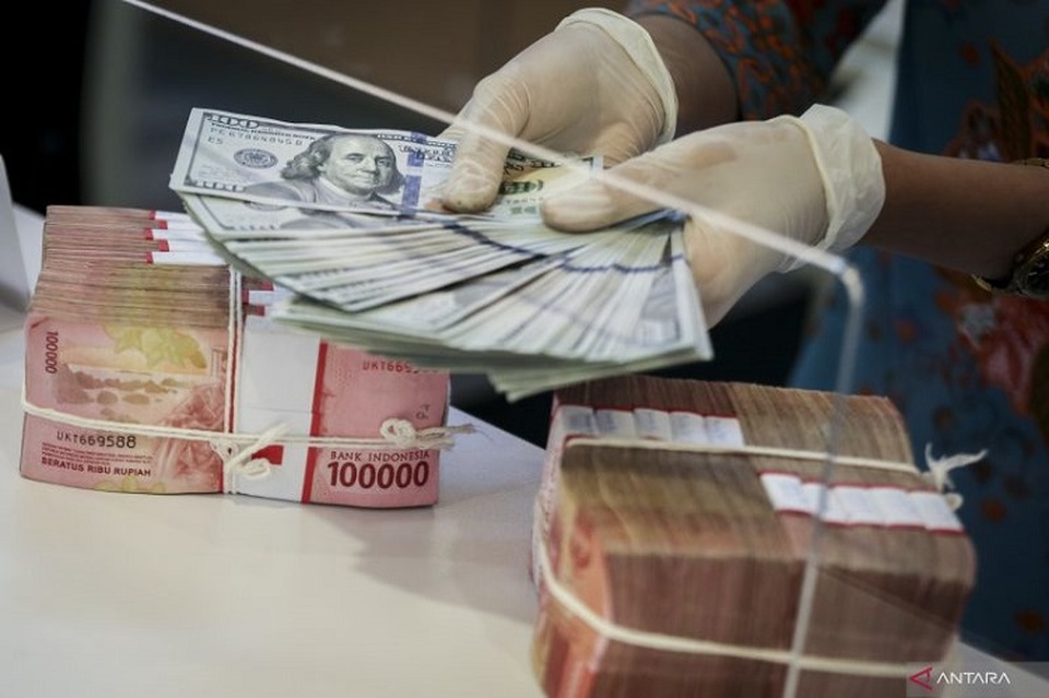 Petugas menghitung uang dolar Amerika Serikat di BNI KC Mega Kuningan, Jakarta. (Foto: ANTARA FOTO/Rivan Awal Lingga/tom)