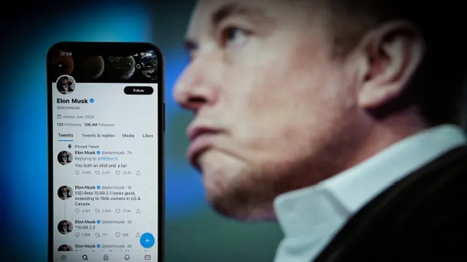 Halaman profil Twitter milik Elon Musk terlihat di ponsel Apple iPhone. (Foto: Nurphoto / Getty Images)