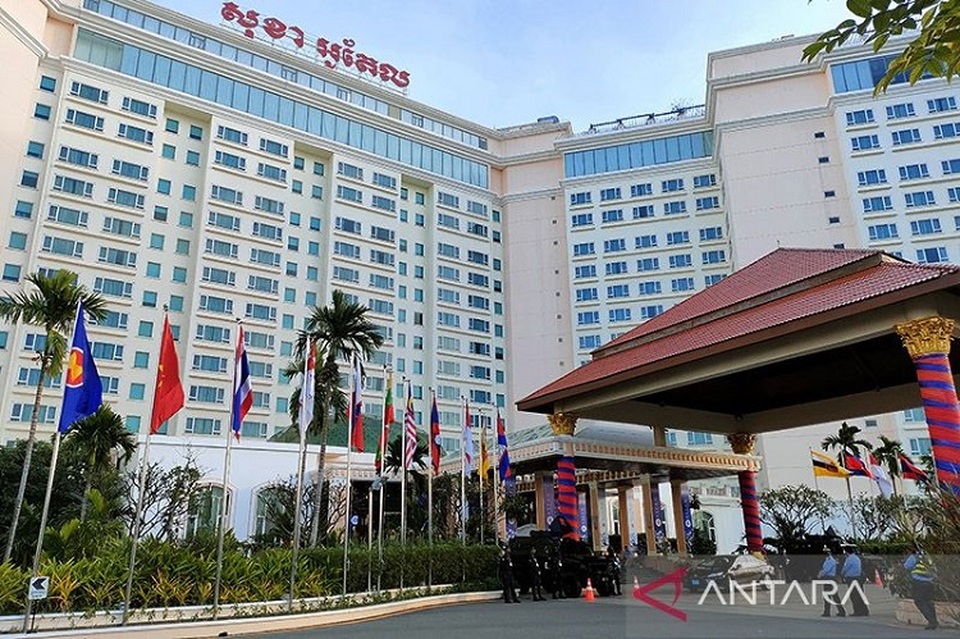 Sejumlah petugas keamanan dengan kendaraan lapis baja berat berjaga-jaga di sekitar lokasi utama acara KTT ke-40 dan ke-41 Asean di Hotel Sokha Phnom Penh, Kamboja pada 8 November 2022. (Foto: ANTARA/Azis Kurmala/am)