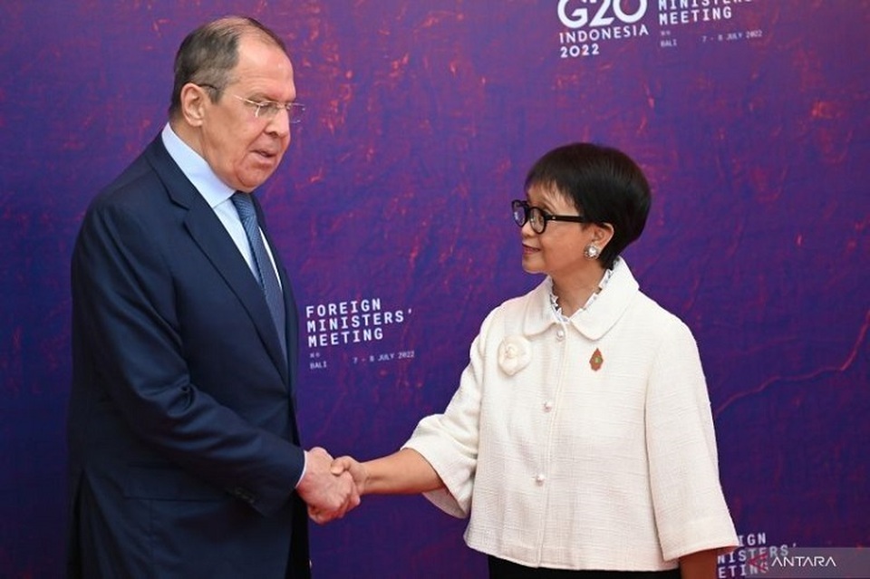 Menteri Luar Negeri (Menlu) Retno Marsudi (kanan) menyambut Menlu Rusia Sergey Lavrov setibanya di tempat Pertemuan Menlu (FMM) G20 di Nusa Dua, Bali pada 8 Juli 2022. (Foto: ANTARA FOTO/Nyoman Budhiana/rwa)