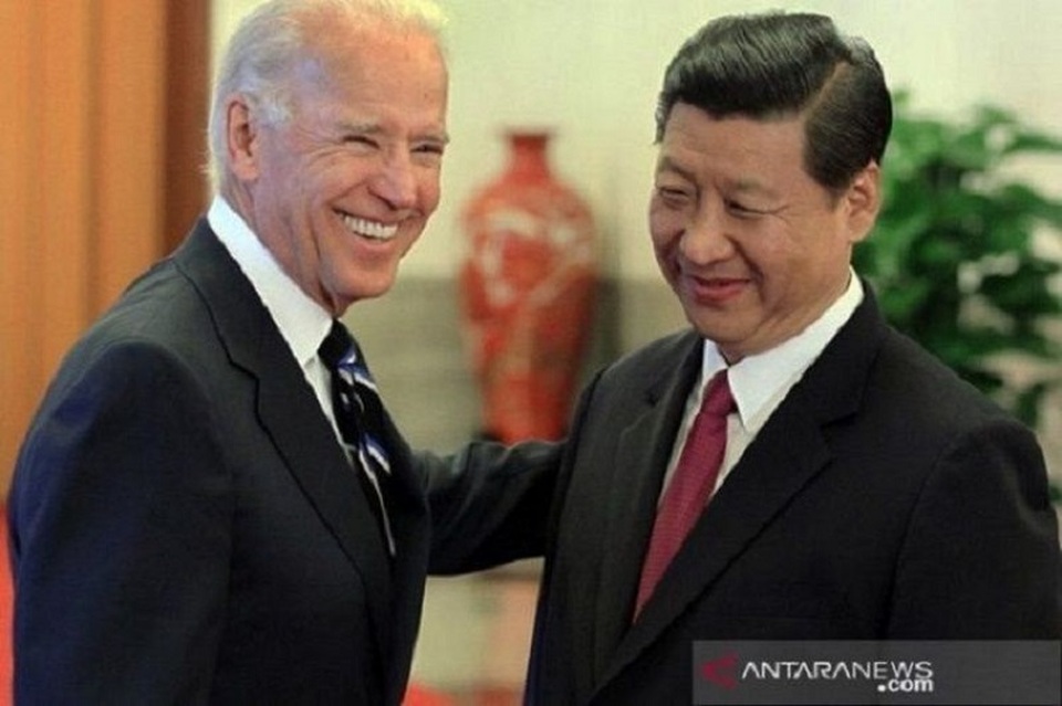Joe Biden (kiri) saat masih menjabat wakil presiden Amerika Serikat (AS) bertemu Presiden Tiongkok Xi Jinping dalam satu kesempatan di Balai Agung Rakyat Tiongkok di Beijing pada 2011. (Foto: ANTARA/China Daily/mii/am)