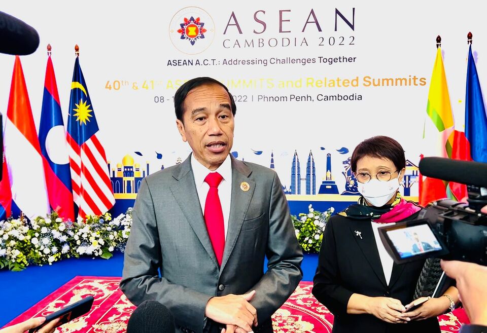 Presiden Jokowi didampingi Menlu Retno usai menghadiri dan menjadi pembicara pada KTT Asean di Kamboja, Jumat (11/11/2022)