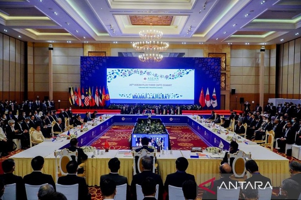 Presiden RI Joko Widodo yang didampingi Menteri Koordinator Bidang Perekonomian Airlangga Hartarto dalam KTT APT di Phnom Penh, Kamboja pada 12 November 2022. (Foto: Kemenko Perekonomian)