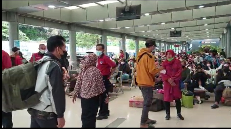 Antrian penumpang Kereta Api