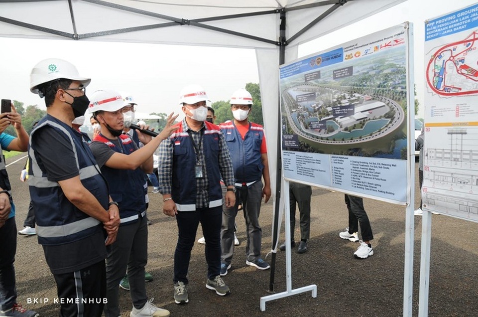 Menteri Perhubungan (Menhub) Budi Karya Sumadi meninjau Balai Pengujian Laik Jalan dan Sertifikasi Kendaraan Bermotor (BPLJSKB) di Bekasi, Jawa Barat pada Sabtu (12/11/2022). (BKIP)