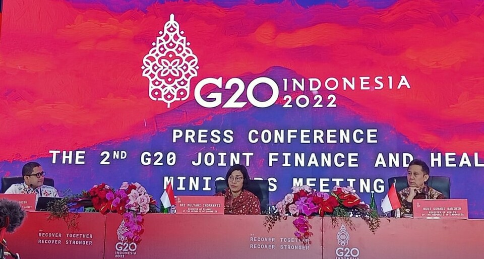 Menteri Keuangan Sri Mulyani Indrawati dalam konferensi pers 2nd Joint Finance and Health Minister Meeting di Hotel Mulia Resort, Nusa Dua pada Sabtu (12/11) malam. Dari kiri ke kanan: Kepala Badan Kebijakan Fiskal Kementerian Keuangan Febrio Kacaribu, Menteri Keuangan Sri Mulyani Indrawati, dan Menteri Kesehatan Budi Gunadi Sadikin.