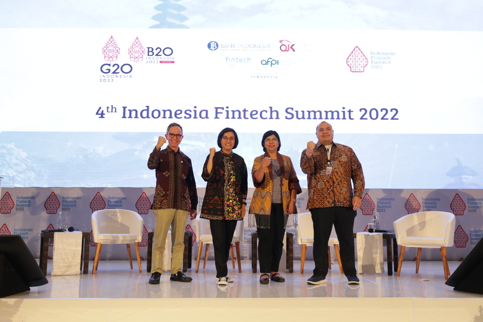 (ki-ka) Ketua Dewan Komisioner Otoritas Jasa Keuangan (OJK) Mahendra Siregar, Menteri Keuangan RI Sri Mulyani, Deputi Gubernur Senior Bank Indonesia (BI) Destry Damayanti, dan Ketua Umum Asosiasi Fintech Indonesia (AFTECH) Pandu Patria Syahrir, dalam 4th Indonesia Fintech Summit (IFS) 2022 di Bali, Jumat (11/11).