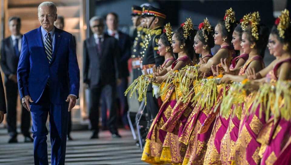 Presiden AS Joe Biden disambut tarian khas Bali, saat tiba di Bandara Ngurah Rai, Bali, Minggu (13/12)