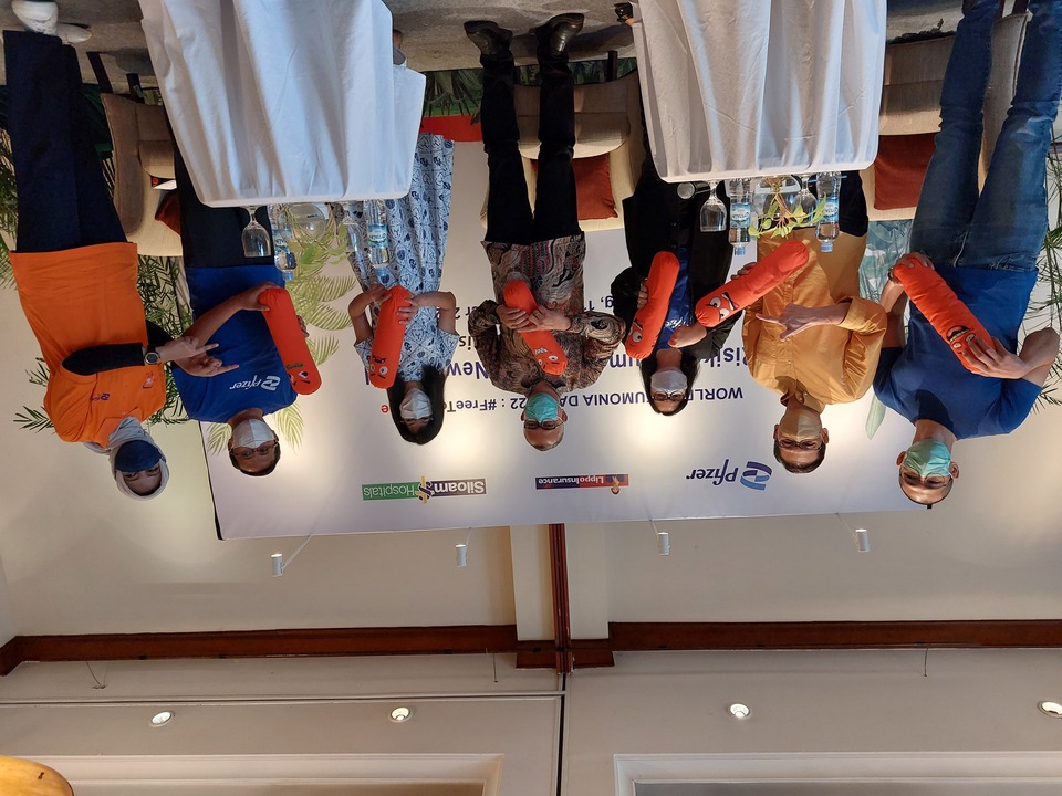 Dalam rangka Hari Pneumonia Sedunia 2022, Pfizer dan Lippo General Insurance didukung Siloam Hospitals menyelenggarakan sebuah diskusi bertajuk "Risiko Pneumonia di Era New Normal: Siapa Saja, Dimana Saja, Bisa Kena", yang menyampaikan tentang pencegahan dan proteksi diri dari bahaya pneumonia, atau juga dikenal dengan istilah radang paru, dari sisi kesehatan maupun dari sisi finansial di Hotel Aryaduta Karawaci, Tangerang Selatan, Banten, pada 11-12 November 2022.