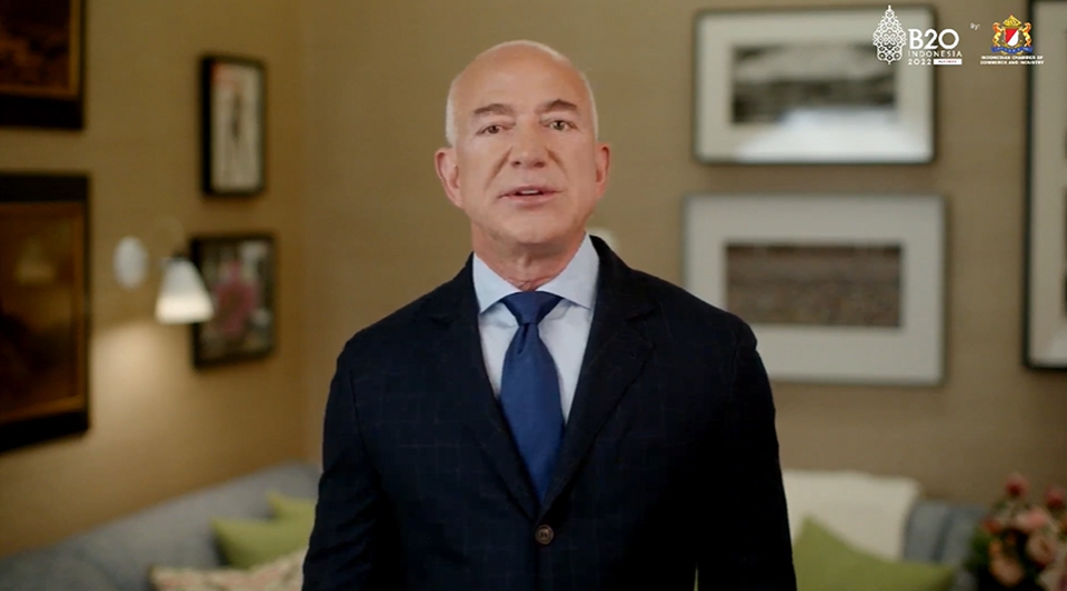 Executive Chairman Amazon, Jeff Bezos menyampaikan summit keynote address tentang "Balancing Global Economic Growth and Environmental Protection" di B20 Summit Indonesia 2022, Senin (14/11/2022).