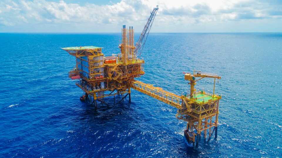 Ilutrasi Anjungan Lepas Pantai untuk Mendukung Proses Eksplorasi dan Eksploitasi Bahan Tambang.