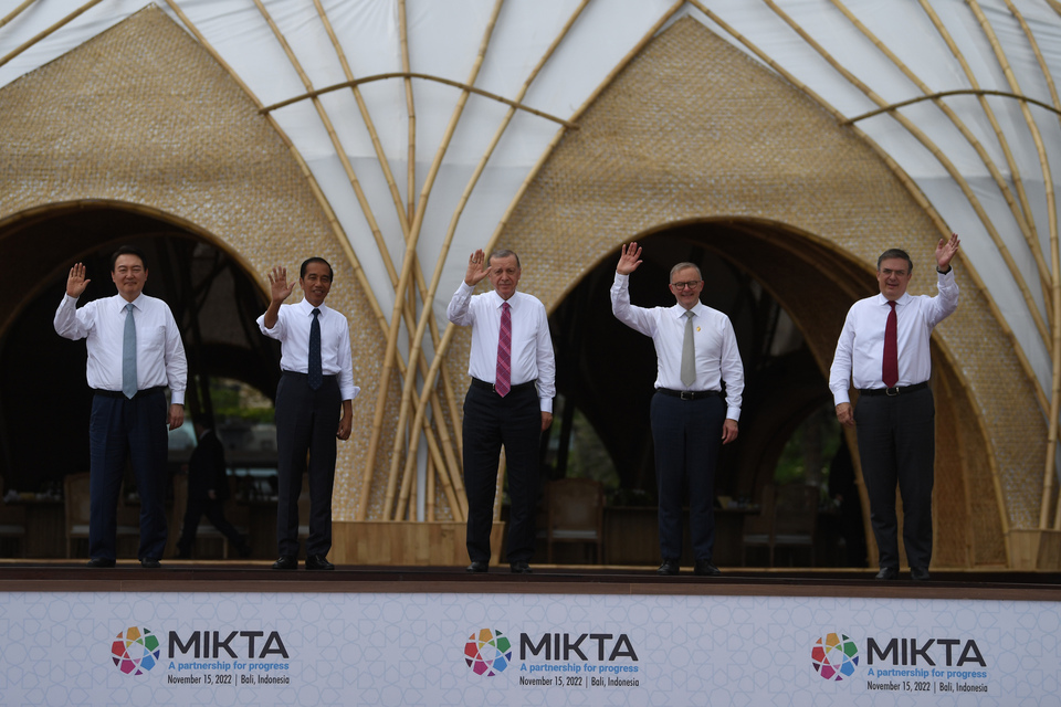Presiden RI Joko Widodo berfoto bersama Presiden Korea Selatan Yoon Suk-yeol, Presiden Turki Recep Tayyip Erdogan, Perdana Menteri Australia Anthony Albanese dan Menteri Luar Negeri Meksiko Marcelo Ebrard Casaubon di area bangunan Kubah Bambu setelah menghadiri KTT Mexico, Indonesia, Korea Selatan Korea, Turkey dan Australia (MIKTA) di Nusa Dua, Badung, Bali pada 15 November 2022. ( Foto: Istimewa/media center G20 )
