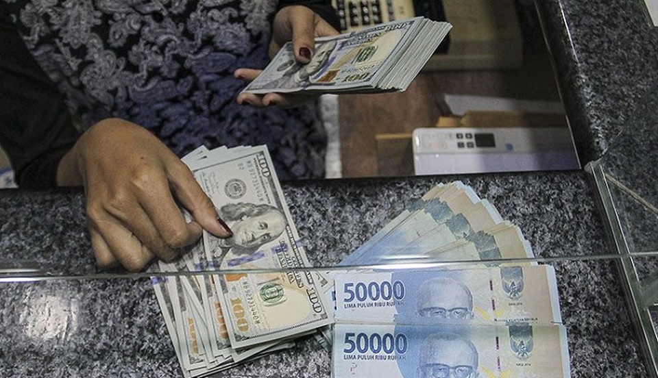 Pekerja menghitung uang dolar Amerika Serikat (AS) di salah satu gerai penukaran mata uang di Jakarta. (Foto: ANTARA FOTO/Dhemas Reviyanto/wsj)