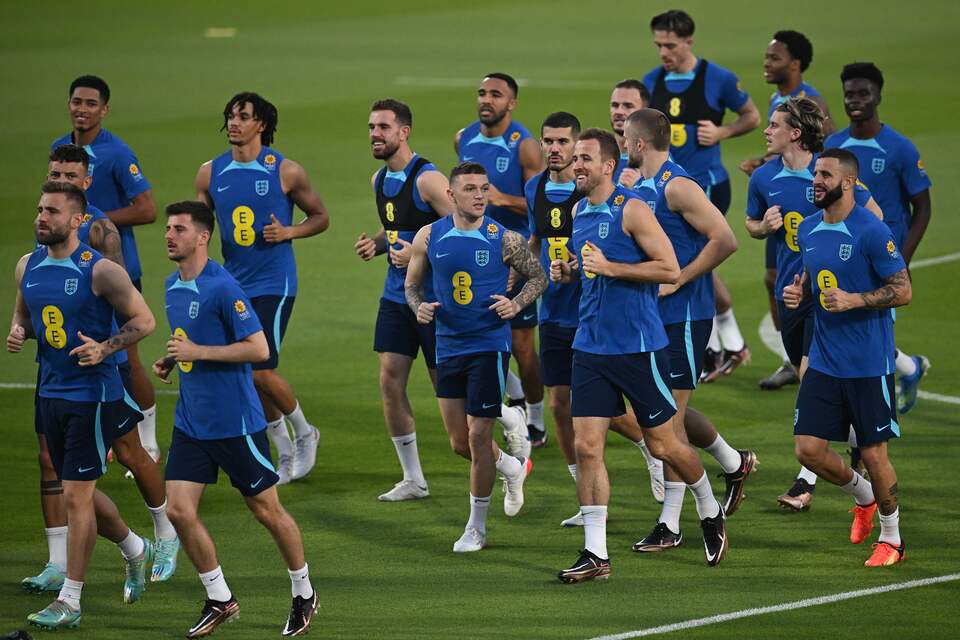 Pemain tim Inggris menjalani sesi latihan di Doha, Qatar.