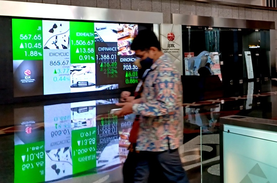 Pengunjung melintas di Bursa Efek Indonesia, Jakarta. (B-Universe Photo/Uthan AR)
