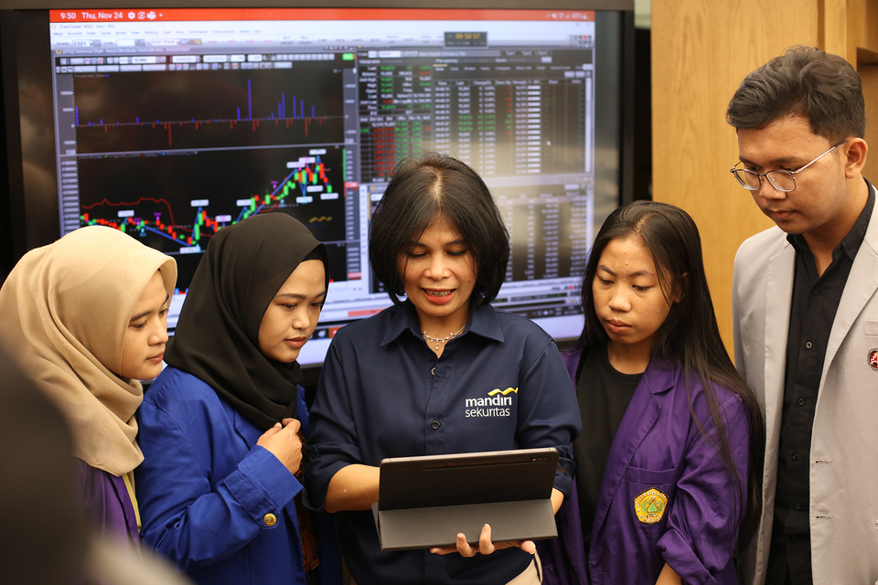 Direktur Retail Mandiri Sekuritas Theodora Manik saat mengaktifkan kembali empat galeri investasi PT Mandiri Sekuritas