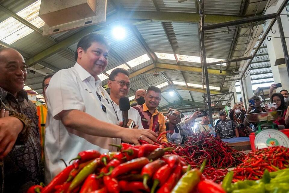  Menteri Koordinator Bidang Perekonomian Airlangga Hartarto menyempatkan diri untuk langsung melakukan pemantauan tingkat harga dan ketersediaan pasokan sejumlah komoditas pangan pokok di Pasar Flamboyan, Kota Pontianak, Jumat (25/11/2022).