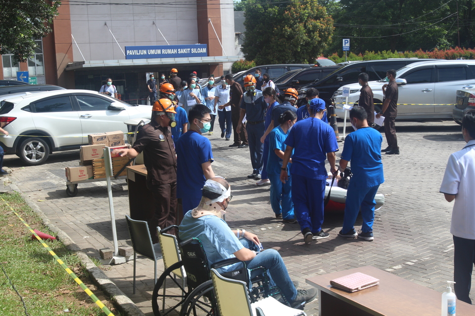 Para tenaga kesehatan Siloam Hospitals Lippo Village mengikuti kegiatan simulasi penanganan bencana gempa dan kebakaran di Gedung Paviliun B dan assembly point Siloam Hospitals Lippo Village, Karawaci, Jumat (25/11).  
