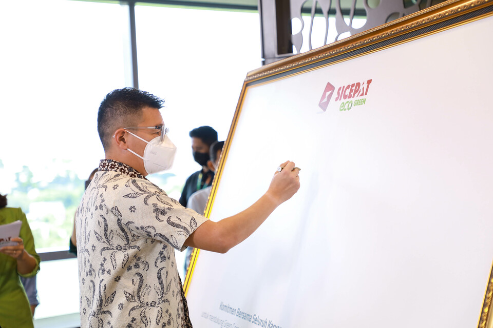 Chief Executive Officer SiCepat Ekspres, The Kim Hai saat menandatangani komitmen bersama green corporate pada media kanvas. 


