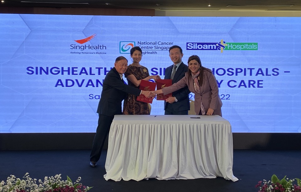 Penandatanganan perjanjian kerja sama antara MRCCC Siloam Hospitals Semanggi dengan National Cancer Centre Singapore (NCCS) SingHealth di Conference Room, MRCCC Siloam Hospitals Semanggi, Sabtu (26/11/2022).

