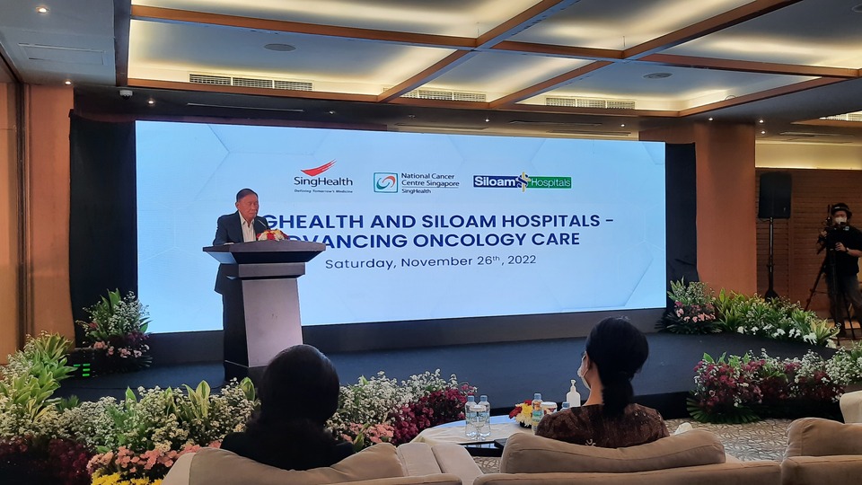 Pendiri Lippo Group & Siloam Hospitals, Mochtar Riady, saat menyampaikan sambutan di peresmian kerja sama Siloam Hospitals dengan NCCS SingHealth, di Jakarta, Sabtu (24/11/2022).