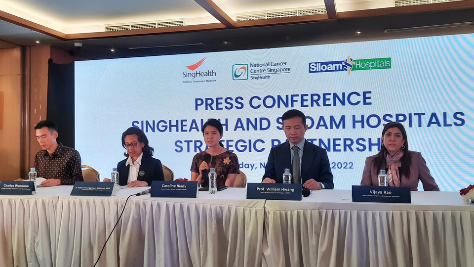 Siloam Hospitals Deputy President Director Caroline Riady (ketiga dari kiri) saat konfrensi pers peresmian kerja sama antara MRCCC Siloam Hospitals dengan NCCS SingHealth, di Jakarta, Sabtu (24/11/2022). 

