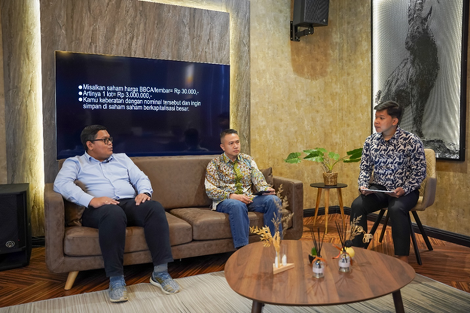 Para pembicara dalam diskusi ekonomi dari kiri ke kanan: Ketua Departemen Ekonomi CSIS Fajar Hirawan, Praktisi Keuangan dan Investasi Benny Sufami, dan moderator Jordi Suharly. (Ist)