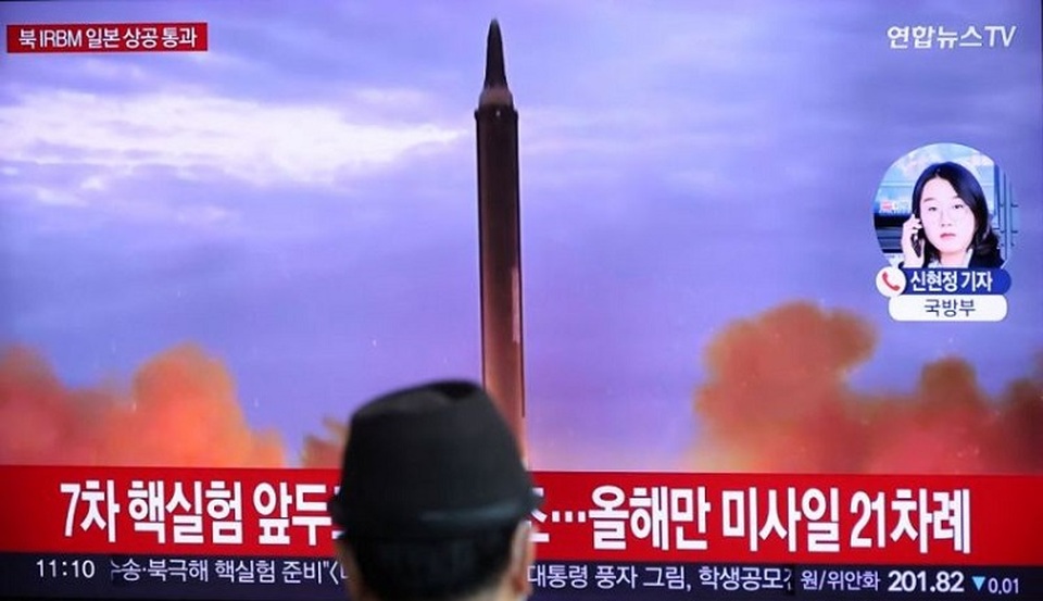 Seorang pria menonton TV yang menyiarkan berita tentang Korea Utara yang menembakkan rudal balistik di atas Jepang, di sebuah stasiun kereta api di Seoul, Korea Selatan, 4 Oktober 2022. (ANTARA/REUTERS/Kim Hong-Ji/as)