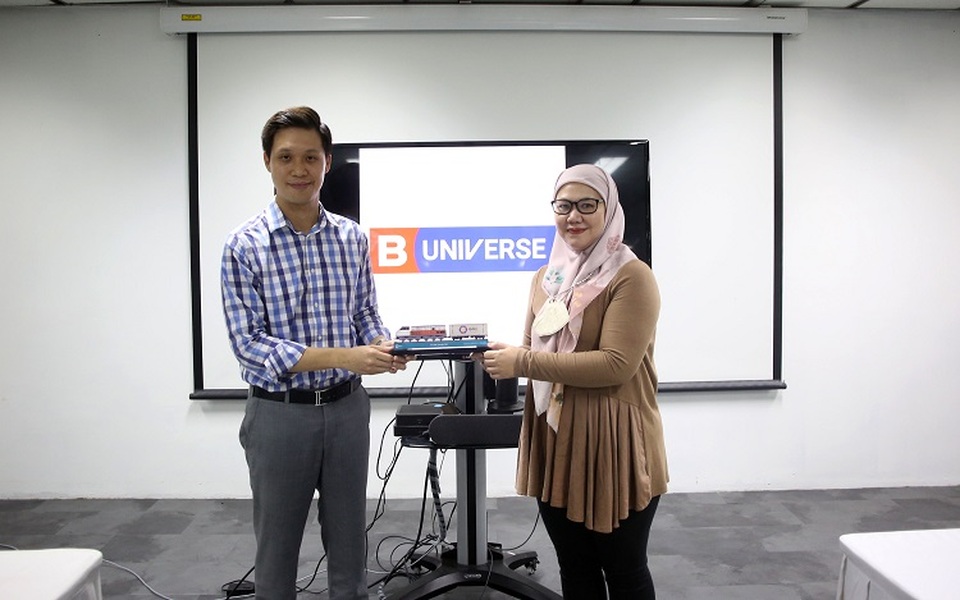 Direktur Bisnis B Universe Melly Marliani (kanan) menerima cenderamata dari Direktur Keuangan PT RMK Energy Tbk (RMKE), Vincent Saputra (kiri), saat kunjungan ke B-Universe, Jakarta, Rabu (30/11/2022).  B Universe Photo/Joanito De Saojoao.