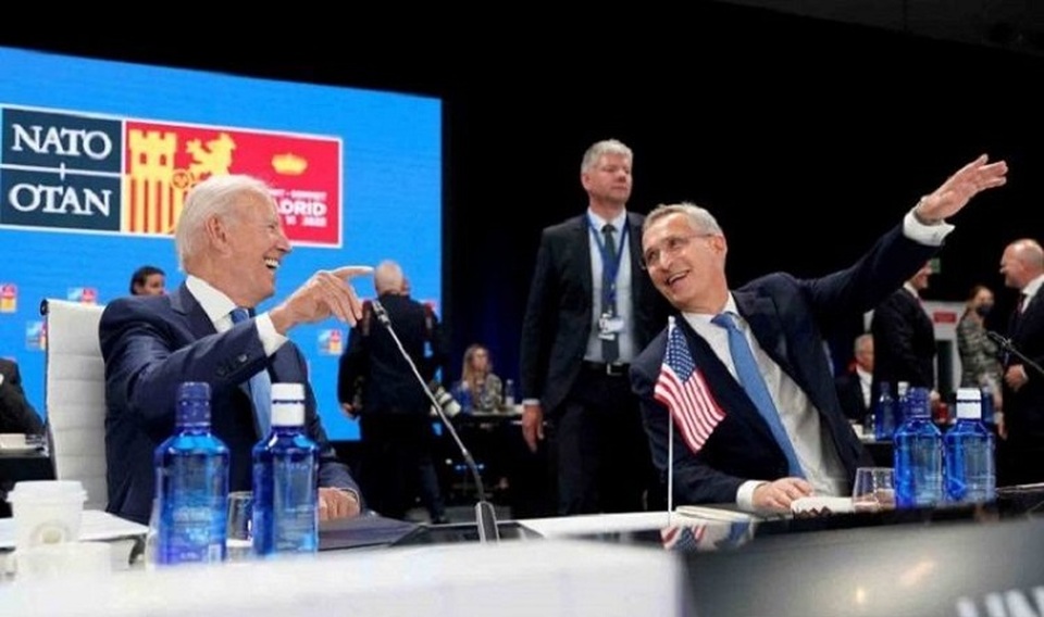 Presiden Amerika Serikat Joe Biden (kiri) berbincang dengan Sekjen Organisasi Pakta Pertahanan Atlantik Utara (NATO) Jens Stoltenberg saat KTT NATO di Madrid, Spanyol pada 29 Juni 2022. Dalam pertemuan tersebut, NATO mendeklarasikan Rusia sebagai "ancaman langsung dan signifikan" terhadap perdamaian dan keamanan anggotanya. (Foto: ANTARA FOTO/Susan Walsh/Pool via REUTERS/wsj)