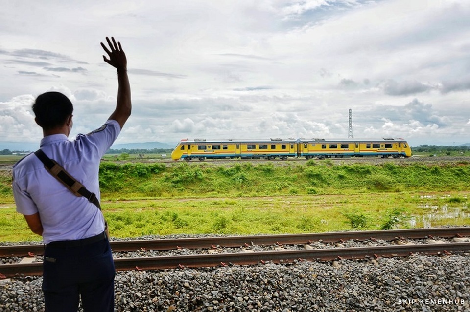 Dilakukan soft launching (pengoperasian terbatas) jalur ruas Pangkajene Kepulauan (Pangkep)-Maros, yang menjadi bagian dari proyek pembangunan Kereta Api Makassar-Parepare pada Jumat (2/12/2022). (BKIP)

