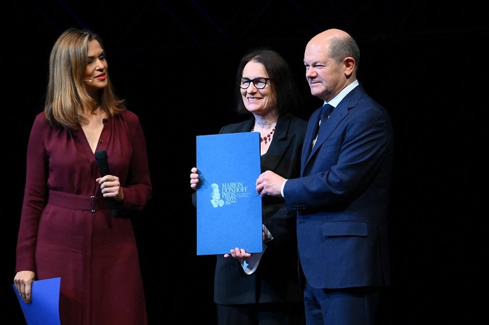 Irina Shcherbakova (tengah), sejarawan Rusia dan anggota dewan kelompok hak asasi Memorial dan penerima Hadiah Nobel Perdamaian 2022, berpose dengan Kanselir Jerman Olaf Scholz (kanan) dan pembawa acara Julia-Niharika Sen (kiri). Shcherbakova dianugerahi Penghargaan Marion D