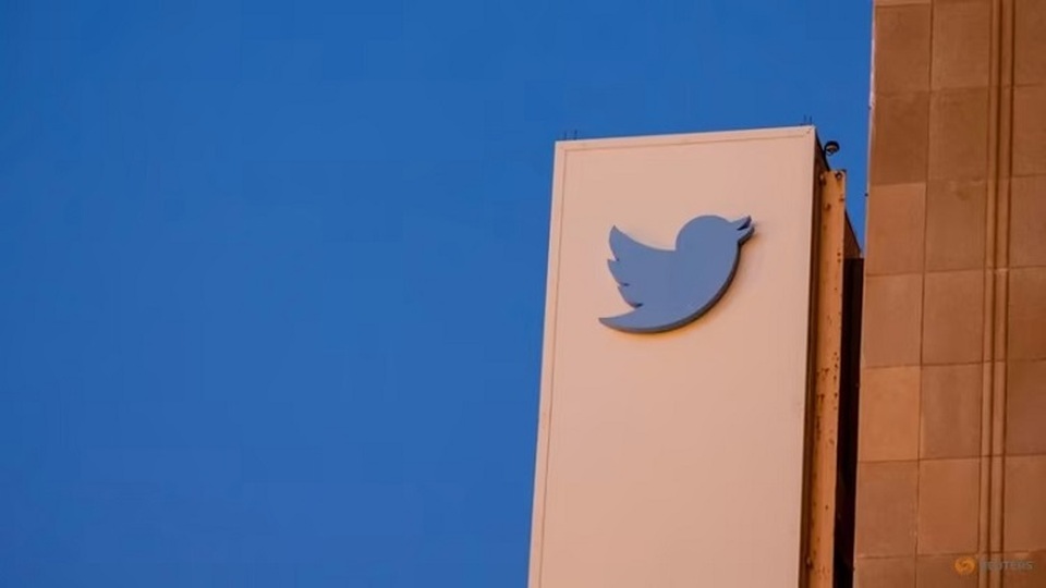 Tampilan logo Twitter di kantor pusat perusahaannya di San Francisco, California, Amerika Serikat pada 27 Oktober 2022. (Foto: Reuters/Carlos Barria)