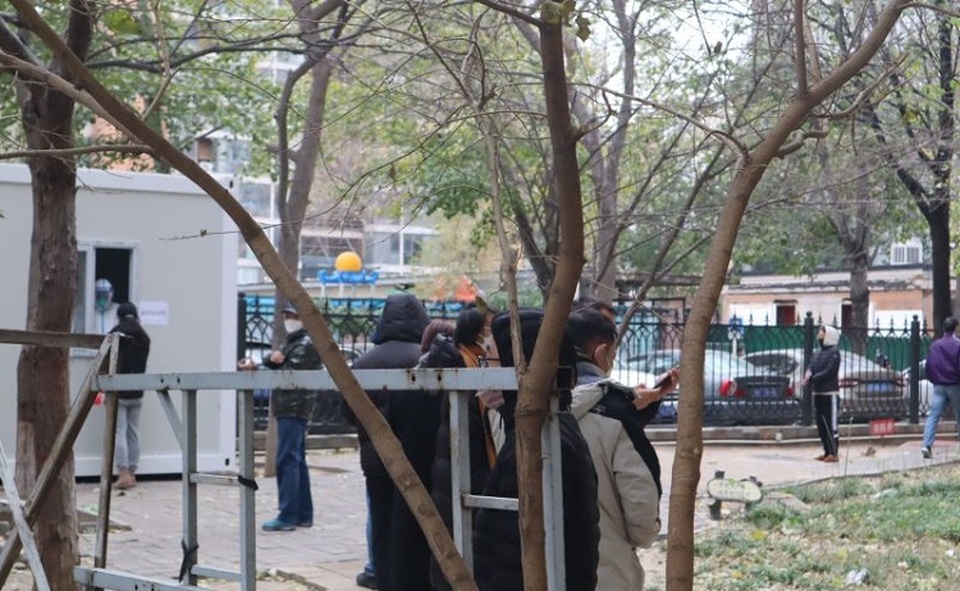 Sejumlah warga mengantre tes PCR massal di salah satu kompleks permukiman di Distrik Chaoyang, Beijing, Tiongkok pada 29 November 2022. (Foto: ANTARA/M. Irfan Ilmie)