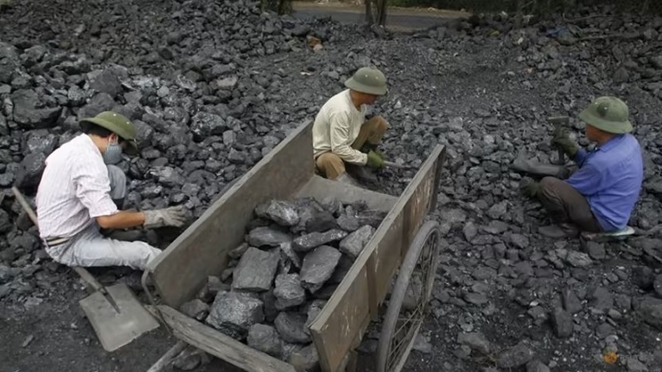 Pekerja mengambil kerikil di pelabuhan batubara Hanoi, Vietnam pada 23 Februari 2012. (Foto: REUTERS/Kham/Files)