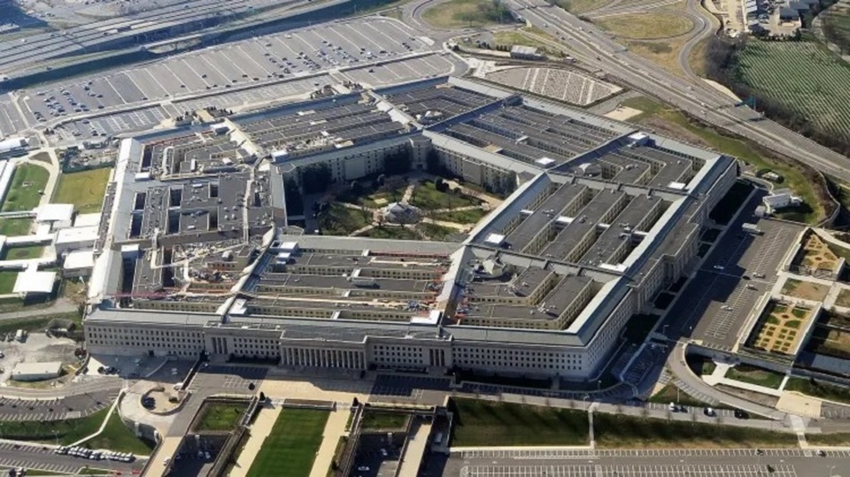 Pentagon terlihat dari penerbangan lepas landas dari Bandara Nasional Ronald Reagan Washington pada 29 November 2022 di Arlington, Virginia, Amerika Serikat (AS). Pentagon adalah markas Departemen Pertahanan AS dan gedung perkantoran terbesar di dunia. (Foto: Alex Wong/Getty Images/AFP)