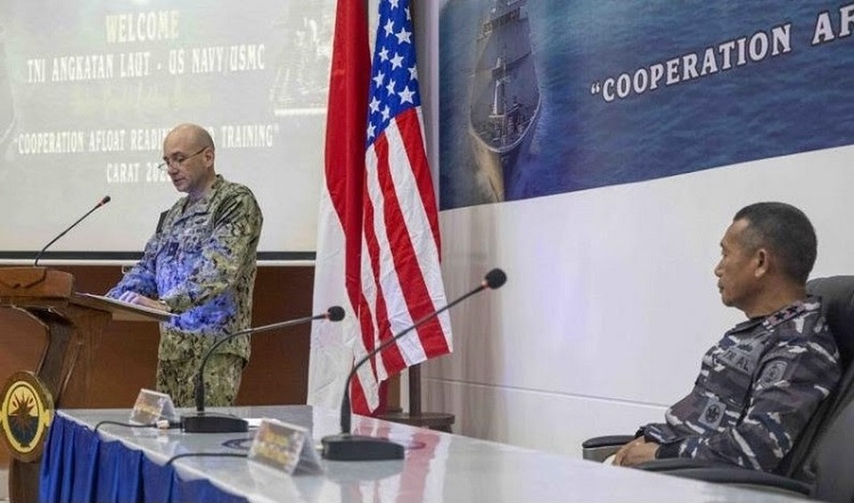 Wakil Komandan Komando Pengembangan Doktrin Pendidikan dan Pelatihan TNI-AL Laksamana Muda Rachmad Jayadi dan Wakil Komandan Armada ke-7 Amerika Serikat (AS) Laksamana Muda Joaquin Martinez pada upacara pembukaan latihan maritim bilateral bersama (latma) Cooperation Afloat Readiness and Training atau CARAT 2022 pada 7 Desember 2022. (Foto: US Navy)
