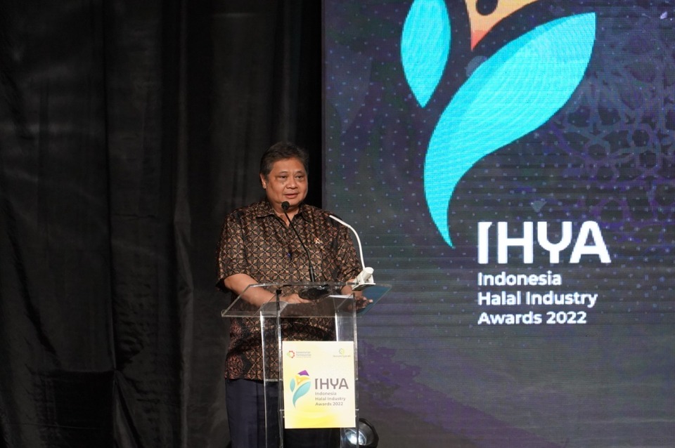 Menteri Koordinator Bidang Perekonomian Airlangga Hartarto saat menyampaikan sambutannya pada acara Indonesia Halal Industry Award (IHYA) 2022 di Jakarta, Jumat (9/12).