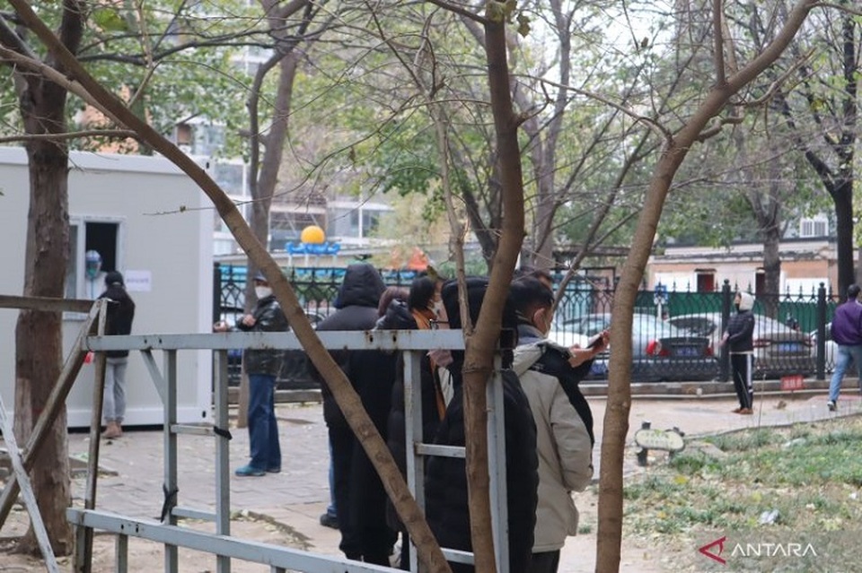 Sejumlah warga mengantre tes PCR massal di salah satu kompleks permukiman Distrik Chaoyang, Beijing, Tiongkok pada 29 November 2022. (Foto: ANTARA/M. Irfan Ilmie)