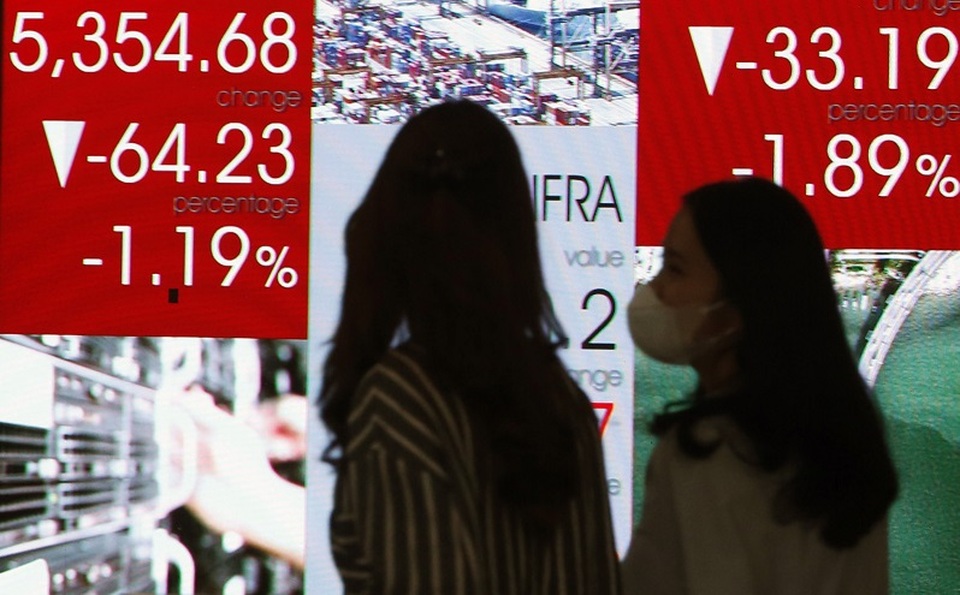 Karyawan melintas di depan monitor saham Bursa efek Indonesia. (B-Universe Photo/Uthan AR)