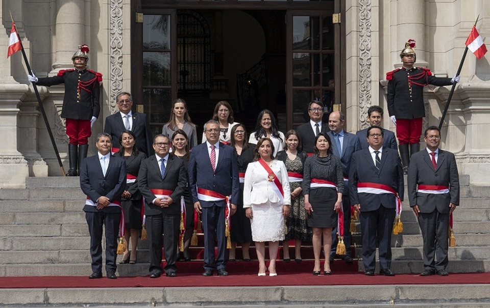 Presiden baru Peru Dina Boluarte (tengah) berfoto dengan para menteri kabinetnya yang baru diangkat setelah upacara pelantikan di Istana Pemerintahan di Lima pada 10 Desember 2022. (Foto: Cris BOURONCLE / AFP)
