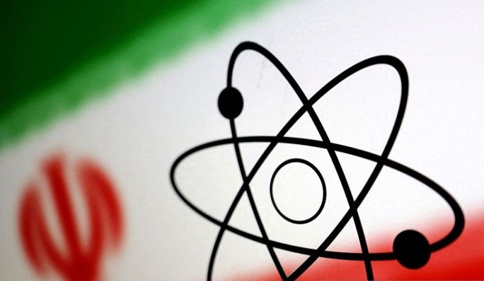 Ilustrasi simbol atom dan bendera Iran. (Foto: ANTARA/Reuters/Dado Ruvic/Ilustrasi/as)