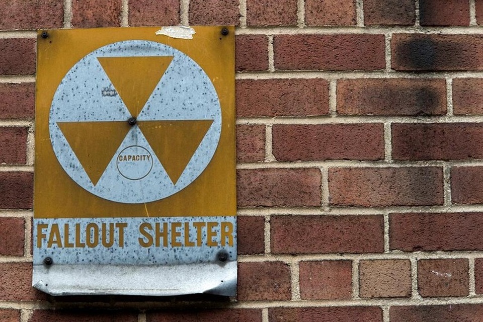 Sebuah tanda tempat perlindungan (fallout shelter) digantung di sebuah gedung di East 9th Street New York, Amerika Serikat pada 16 Januari 2018. (Foto: AP/Mary Altaffer, File)