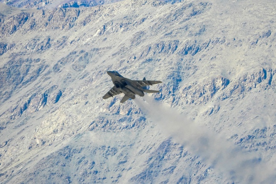 Jet tempur Angkatan Udara India lepas landas dari pangkalan udara di Leh, ibu kota bersama wilayah persatuan Ladakh yang berbatasan dengan Tiongkok pada 9 September 2020. (Foto: Mohd Arhaan ARCHER / AFP)