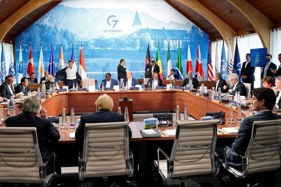Pemimpin Kelompok Tujuh (G7) berkumpul untuk makan siang di hotel Schloss Elmau, Jerman pada 27 Juni 2022. (Foto: Susan Walsh/Pool via REUTERS)
