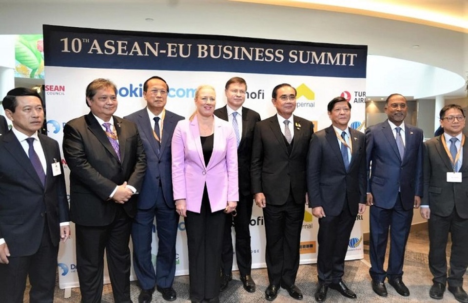Menteri Koordinator Bidang Perekonomian Airlangga Hartarto (kedua dari kanan) pada pertemuan Asean-EU Business Summit ke-10 di Brussel, Belgia pada 14 Desember 2022. (Foto: Investor Daily)